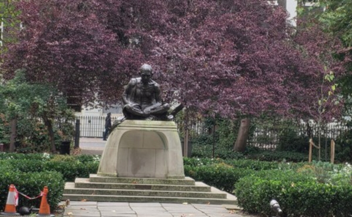 i3c8sja8 gandhi statue london 625x300 30 September 25 UdWefy