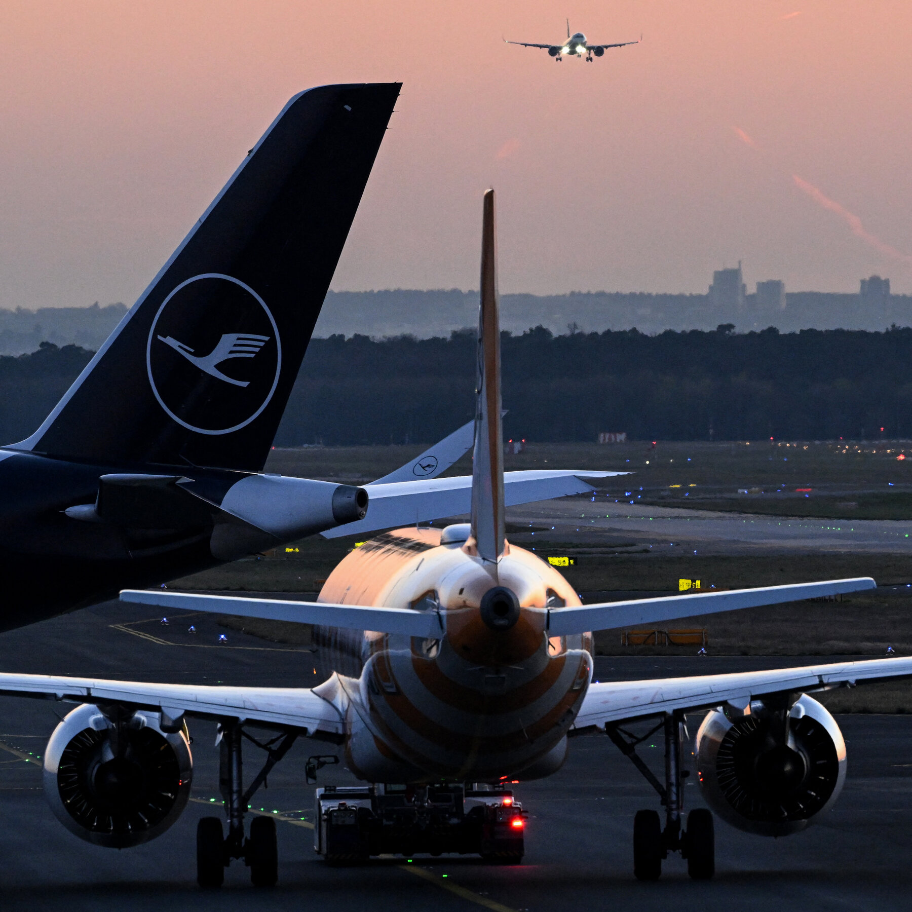 Midair Fork Attack Forces International Flight to Divert to Boston 3 28xp fork hcjk mediumSquareAt3X