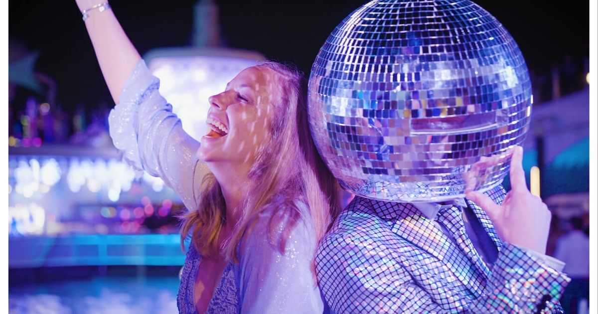 Celebrity Cruises Shine deck party 3h1ODD