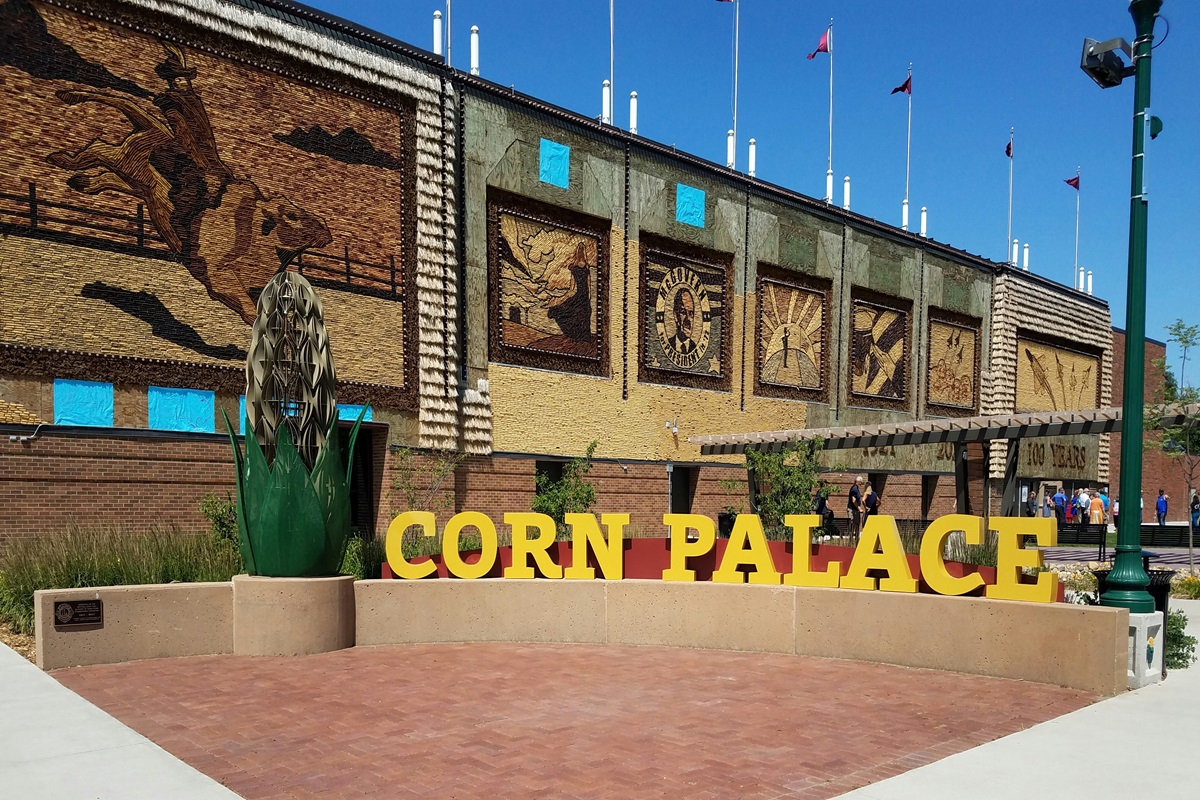 Corn Palace plaza 1200x800 1 oam7Ys