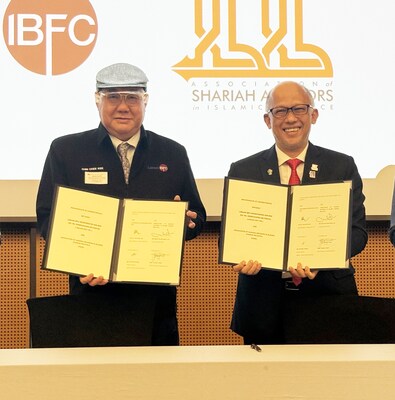 Datuk Chin Chee Kee Board Member of Labuan IBFC Inc and Mr Makhtar Abdullah Chief Executive Offic 9dp71M