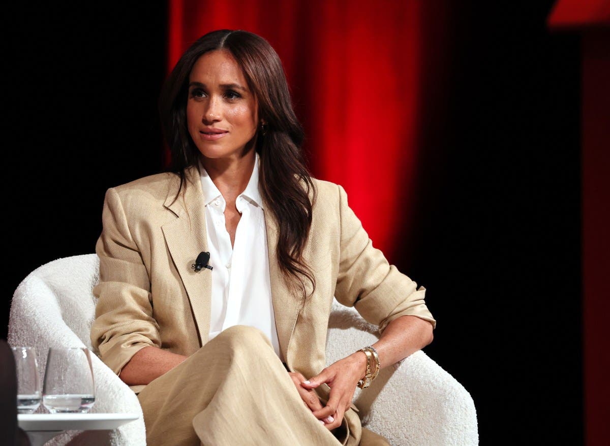 Meghan Markle air kiss goes wrong during surprise Paris trip 4 GettyImages 2211633212 vJwXVo