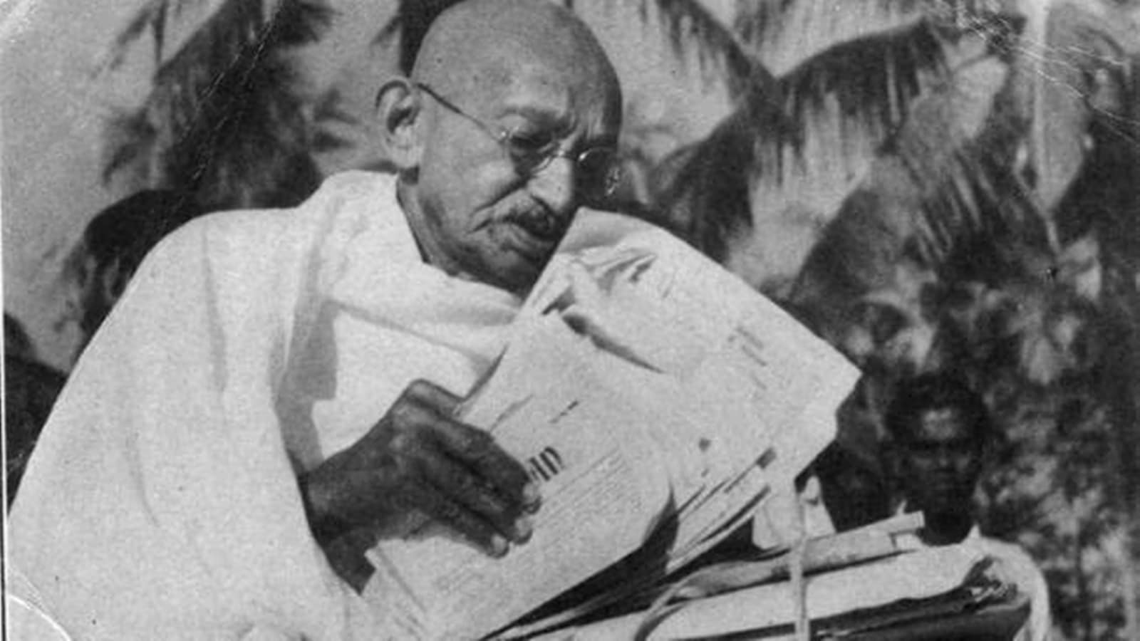 Mahatma Gandhi reading 20251001192423 8NgapJ