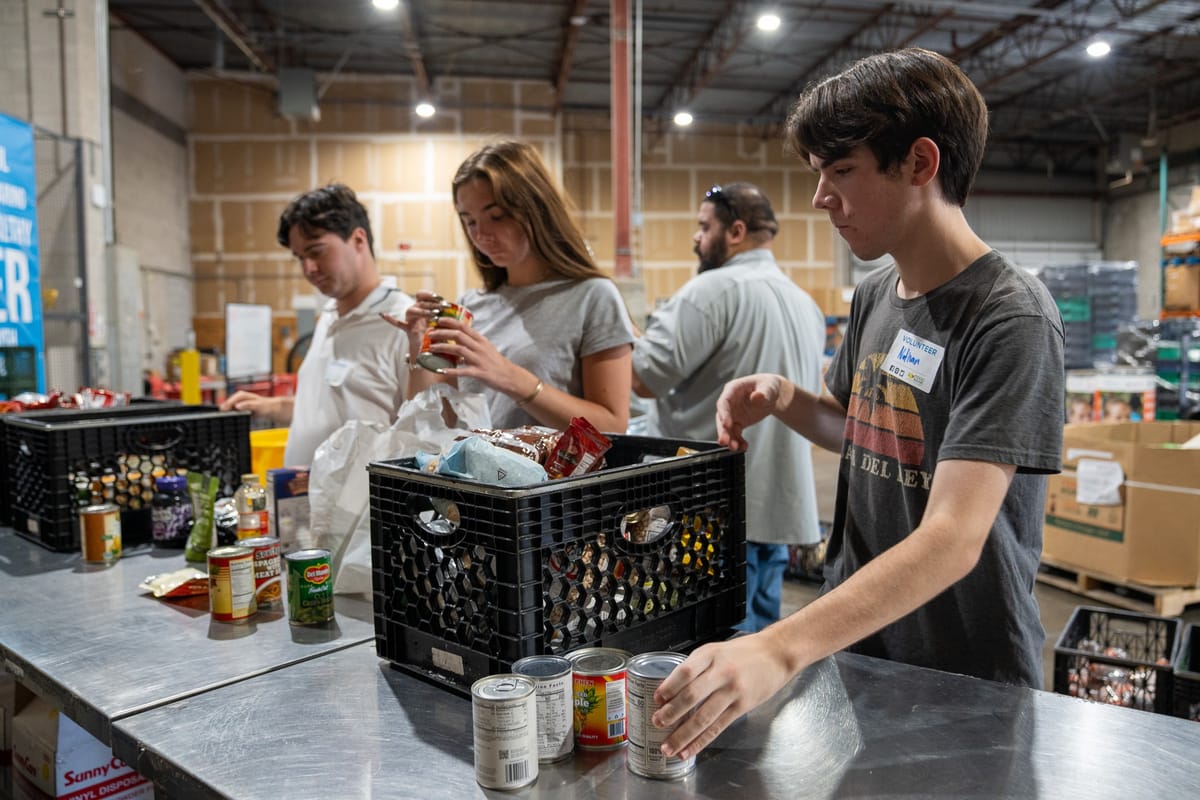 Volunteers Preparing Food for Delivery kH5zoj