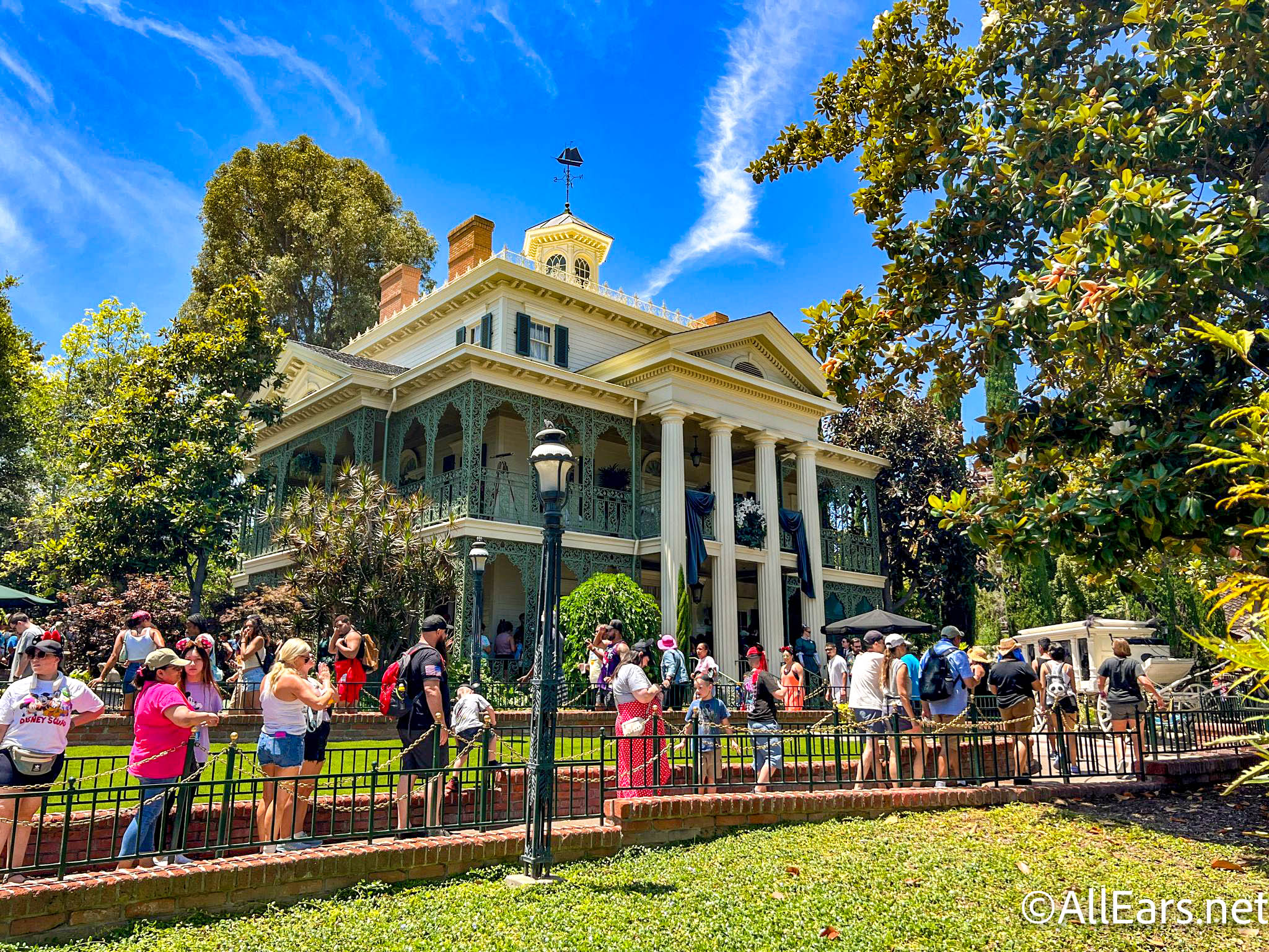 dlr 2023 disneyland park new orleans square haunted mansion ride atmosphere stock 53lcyp