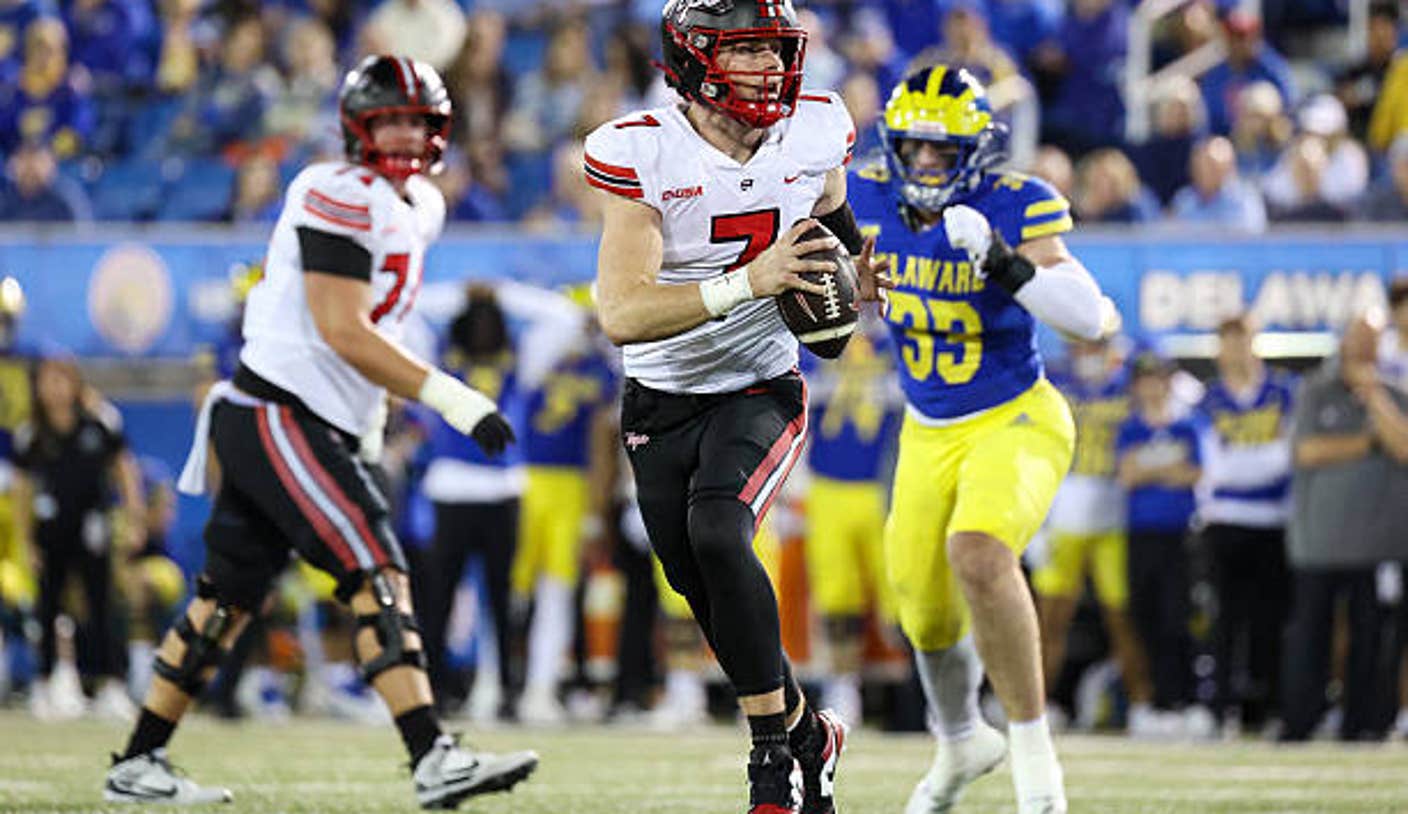 newark delaware maverick mcivor of the western kentucky hilltoppers looks to pass the ball fYu5ga