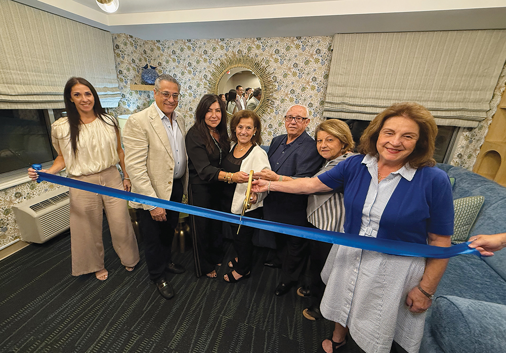 photo1 giannola family lounge ribbon cutting vdDM8V